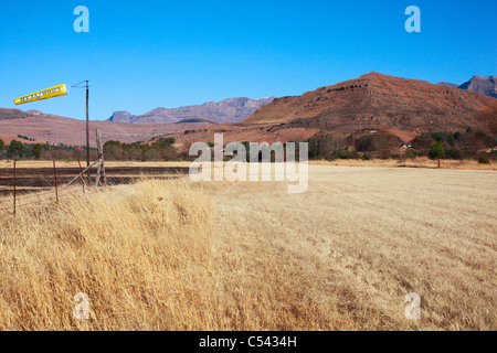 Pista di atterraggio per aerei di erba con manica a vento nelle colline del sud del Drakensberg. KwaZulu Natal, Sud Africa. Foto Stock