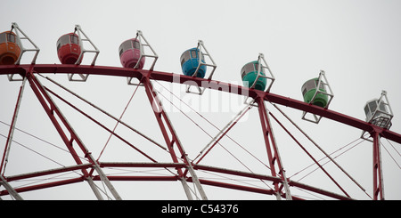 Basso angolo vista di Odaiba ruota panoramica Ferris, Minato Ward, Tokyo, Giappone Foto Stock
