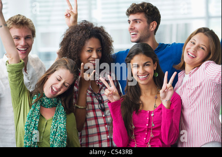 Multi-etnico gli studenti universitari in piedi insieme e rasserenanti Foto Stock