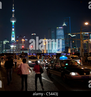 I turisti con la Oriental Pearl Tower in background, il Bund, Shanghai, Cina Foto Stock