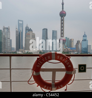Oriental Pearl Tower e dello skyline della città, il fiume Huangpu, Pudong, Shanghai, Cina Foto Stock