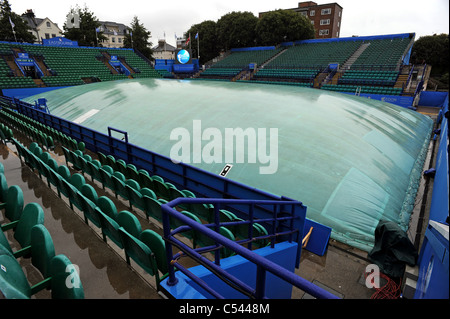 La pioggia copre proteggere Centre Court durante un acquazzone al Aegon International Tennis campionati a Eastbourne Foto Stock