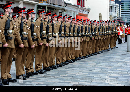 Il secondo battaglione di Principessa di Galles reggimento sfilano per le strade di Brighton dopo il ritorno da Afganistan Foto Stock