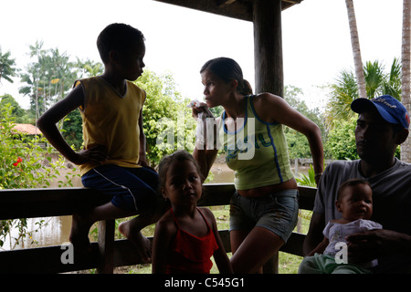 Ribeirinhos (fiume) persone vivono sul fiume Picanco, estuario amazzonica. Foto Stock