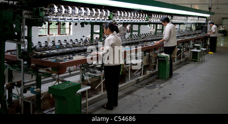 I lavoratori di una fabbrica di seta, Suzhou, provincia dello Jiangsu, Cina Foto Stock