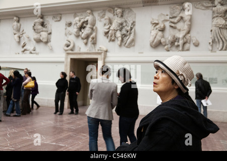 Turisti asiatici colpiti all'interno del Pergamon Museum. Berlino, Germania. Foto Stock