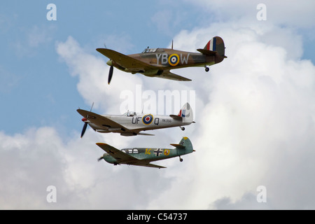 Un classico Guerra Mondiale 2 fighter formazione - un Hawker Hurricane, VS Spitfire e Messerschmitt Me 108 Foto Stock