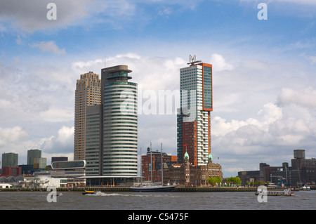 Case lungo Nieuwe Maas fiume in Kop van Zuid district Rotterdam la provincia di South Holland Olanda Europa Foto Stock