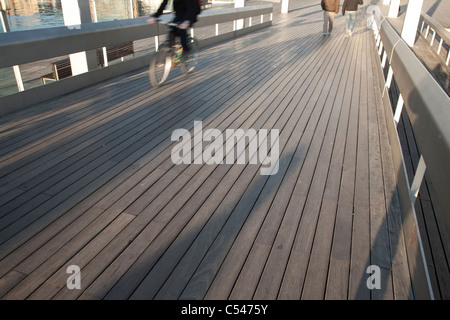 Ciclisti ed escursionisti sulla Rambla del Mar a Barcellona, in Catalogna, Spagna Foto Stock