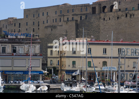 Marina alla base del XV secolo il Castel dell'Ovo uovo (castello), Napoli, campania, Italy Foto Stock