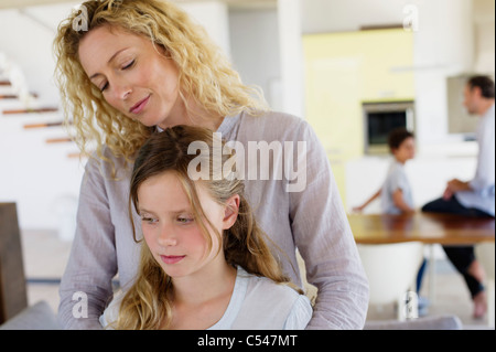 Close-up di una ragazza sorridente con sua madre Foto Stock