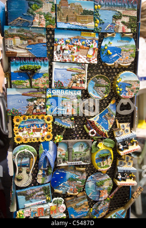 Gli elementi turistici e negozio di souvenir in vendita, Sorrento, campania, Italia Foto Stock