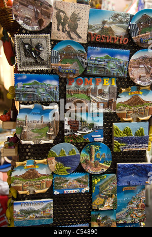 Gli elementi turistici e negozio di souvenir in vendita, Sorrento, campania, Italia Foto Stock