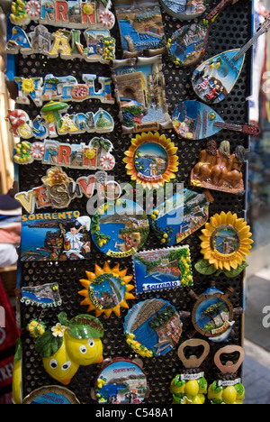 Gli elementi turistici e negozio di souvenir in vendita, Sorrento, campania, Italia Foto Stock