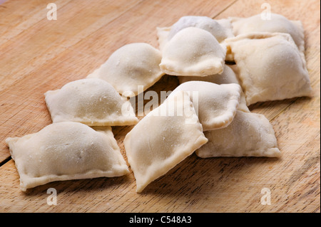 In casa gnocchi di carne su un tagliere Foto Stock