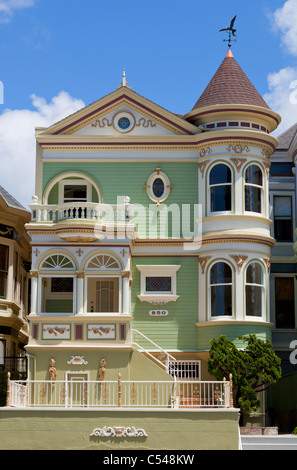San Francisco Famoso ben mantenuto vecchie case in stile vittoriano su Alamo Square California USA Foto Stock