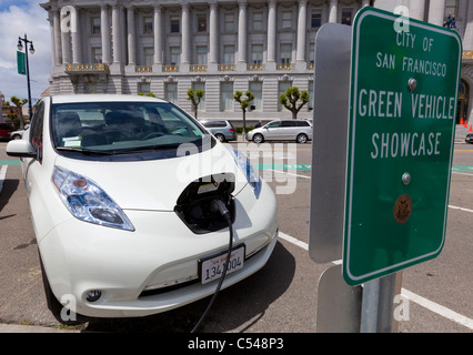 Ricarica per auto elettriche Nissan LEAF nel centro di San Francisco, fuori dal municipio, California USA Foto Stock