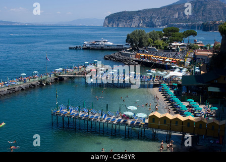 Vista aerea del beach club pier e bay, Sorrento, campania, Italia Foto Stock
