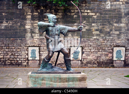 Statua di bronzo di Robin Hood al di fuori di Nottingham Castle Foto Stock