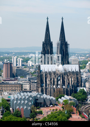 Vista sulla cattedrale di Colonia o Dom e adiacente Museo Ludwig in Germania Foto Stock