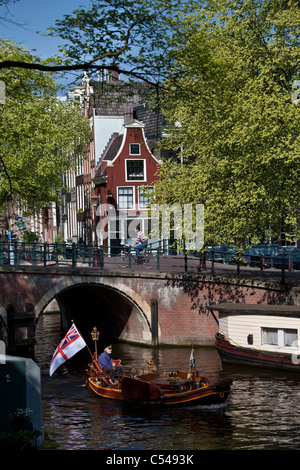 I Paesi Bassi, Amsterdam, Gable house e graziosamente decorate in barca sul canale. Unesco - Sito Patrimonio dell'umanità. Foto Stock