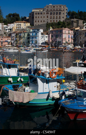 Barche da pesca nel porto di Porto di Marina Grande, Sorrento, campania, Italia Foto Stock