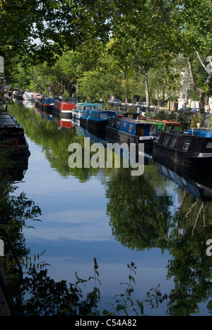 Narrowboats su Blomfield Road vicino a Little Venice, Regent's Canal, London, W2, Inghilterra Foto Stock