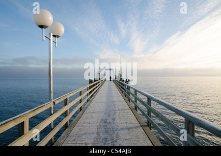 Molo di ghiaccio in inverno, Haffkrug, Luebeck Bay, Mar Baltico, Schleswig-Holstein, Germania, Europa Foto Stock