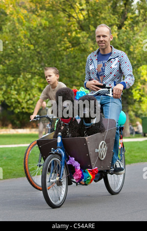 I Paesi Bassi, Amsterdam, parata annuale di cani su biciclette chiamato Hondjesparade. Foto Stock