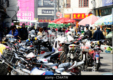 Biciclette e scooter a Shanghai Foto Stock