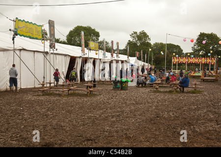 Terreni fangosi area di mercato presso il festival di Glastonbury 2011 Foto Stock