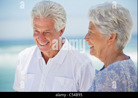 Felice coppia senior sulla spiaggia Foto Stock