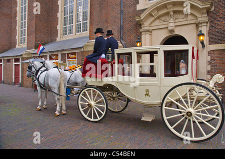 Carrozza a cavallo nella parte anteriore della chiesa Westerkerk lungo Prinsengracht Museum Amsterdam Paesi Bassi Europa Foto Stock