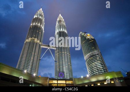 Petronas Twin Towers illuminata di notte, Kuala Lumpur, Malesia, Asia sud-orientale, Asia Foto Stock