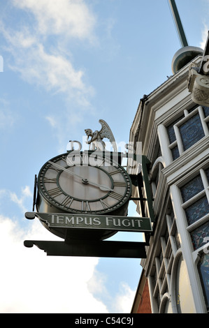 Il tempo vola, Tempus fugit, vecchio padre tempo orologio Dysons storico edificio per gioiellieri, Leeds Foto Stock