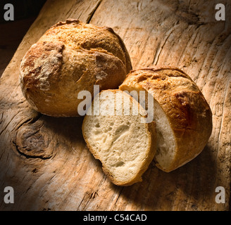 Focacce di pane affettate, intere e tagliate a fette Foto Stock