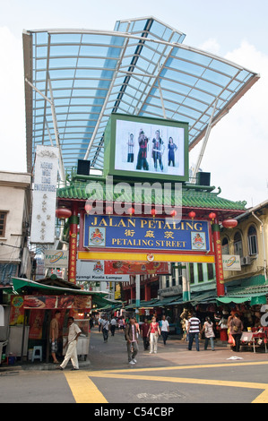 Petaling Street, meglio nota via dello shopping in Chinatown, Kuala Lumpur, Malesia, Asia sud-orientale, Asia Foto Stock