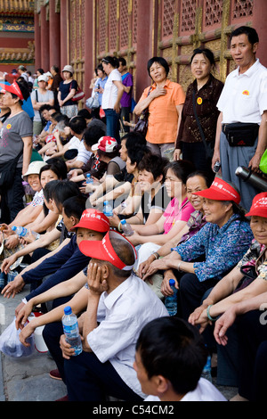 I turisti cinesi / tour di gruppo / partito turistici nella Città Proibita di Pechino, Cina. Foto Stock