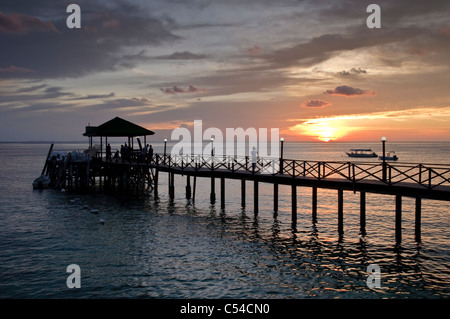 Il molo del Panuba Inn Resort al tramonto sulla spiaggia di Panuba, Pulau Isola di Tioman, Malaysia, Asia sud-orientale, Asia Foto Stock