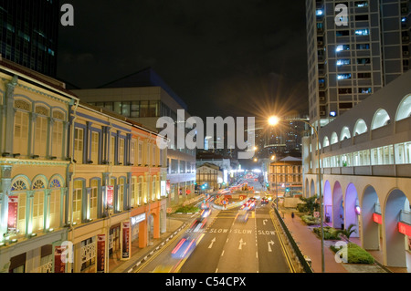 Il traffico su strada con percorsi di luce, il quartiere degli affari, Singapore, Sud-est asiatico, in Asia Foto Stock