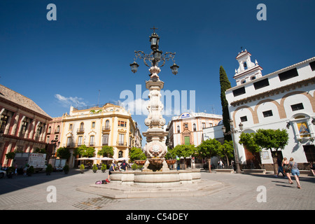 Una piazza nel centro storico di Siviglia, in Andalusia, Spagna. Foto Stock