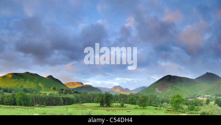 Cloud drammatico oltre il Newlands Valley e fells in estate nel Lake District inglese Foto Stock