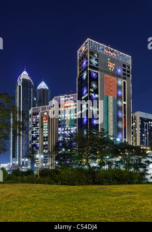 Edifici ad alta sulla Corniche Road, illuminato con luci LED, Abu Dhabi Corniche, Al Hosn, Emirato di Abu Dhabi, Emirati arabi uniti Foto Stock