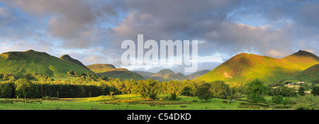 Vista panoramica della drammatica la mattina presto la luce del sole oltre il Newlands Valley e Derwent Fells nel Lake District inglese Foto Stock