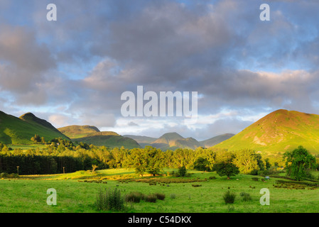 La mattina presto la luce del sole e drammatico il cloud su Newlands Valley nel Lake District inglese Foto Stock