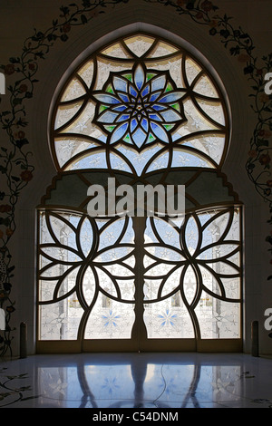 Ornati in windows, cortile interno, Sheikh Zayed Grande Moschea, la terza più grande moschea del mondo, Al Maqtaa, Abu Dhabi, Emirati arabi uniti Foto Stock