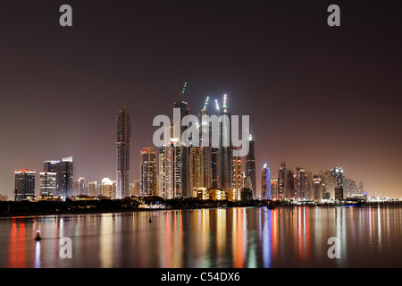 Spettacolare skyline notturno, Dubai Marina, Dubai, Emirati Arabi Uniti, Medio Oriente Foto Stock