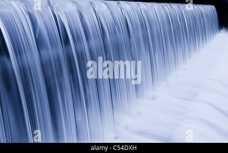 Acqua di streaming a cascata verso il basso un lasher, raffreddare il bilanciamento del bianco, il concetto di risparmio di acqua, conservazione, mantenere l'acqua pulita Foto Stock