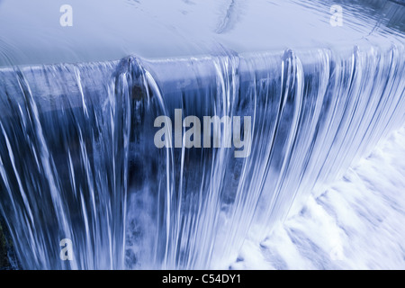 Acqua di streaming a cascata verso il basso un lasher, raffreddare il bilanciamento del bianco, il concetto di risparmio di acqua, conservazione, mantenere l'acqua pulita Foto Stock