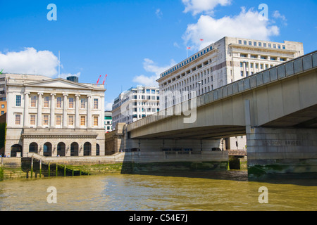 Pescherie' Hall, il London Bridge e casa di Adelaide, vista dal fiume Tamigi, City of London, England, Regno Unito Foto Stock